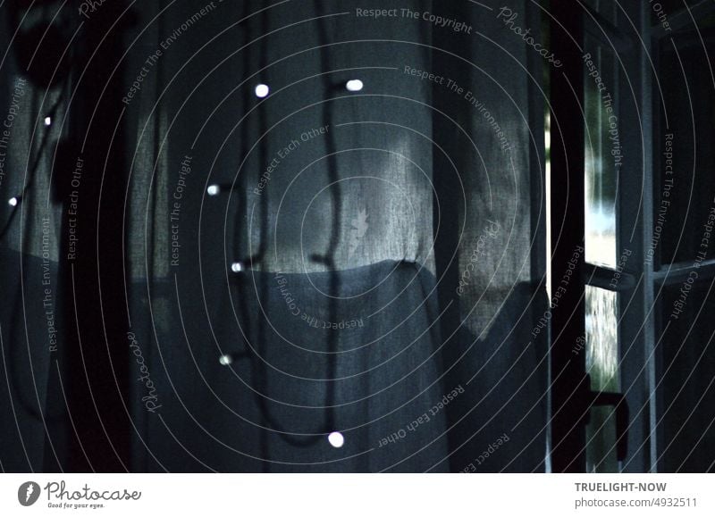 Schlafzimmerblick. Draußen ist es schon hell. Lichtpunkte, ein Vorhang erinnert an die Nacht Fenster Morgenlicht Dunkelheit Lämpchen Düsternis Lichtschimmer