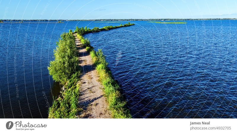 Blick auf einen Wellenbrecher am See Butte des Morts in Oshkosh Wisconsin Horizont Seeufer Sand Fuchsenbach zerklüftet Natur Wasser Tag Hintergrund Sommer