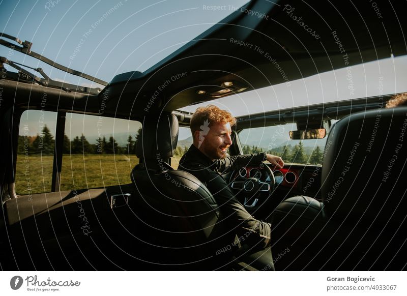 Pärchen hat Spaß auf Roadtrip Paar Frau zwei Fahrzeug Automobil PKW Mann Zusammensein Natur Verkehr Lifestyle Fahrer reisen männlich Liebe jung Glück