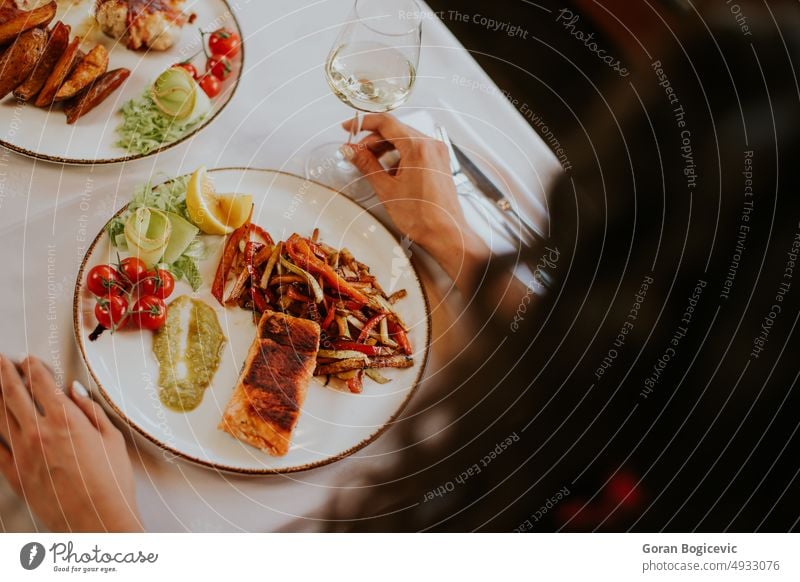 Junges Paar beim Mittagessen mit Weißwein in einem Restaurant Erwachsener Alkohol attraktiv schön lässig Kaukasier Termin & Datum Datierung Abendessen trinken