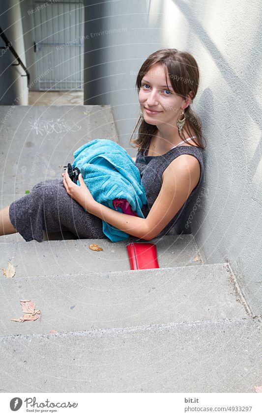 R wie Rumsitzen ...  I  ...  auf der Treppe. jung Mädchen schön Porträt Person attraktiv Schönheit hübsch Lifestyle Glück Gesicht Lächeln teenager Jugendliche