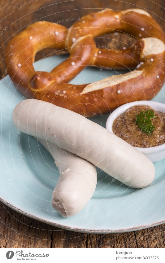 Paar bayerische Weißwürste Weißwurst Wurst weiß Holz gehackt Kalbfleisch Brotzeit zwei Planke süß Frühstück traditionell Essen München nobody Brezel Senf