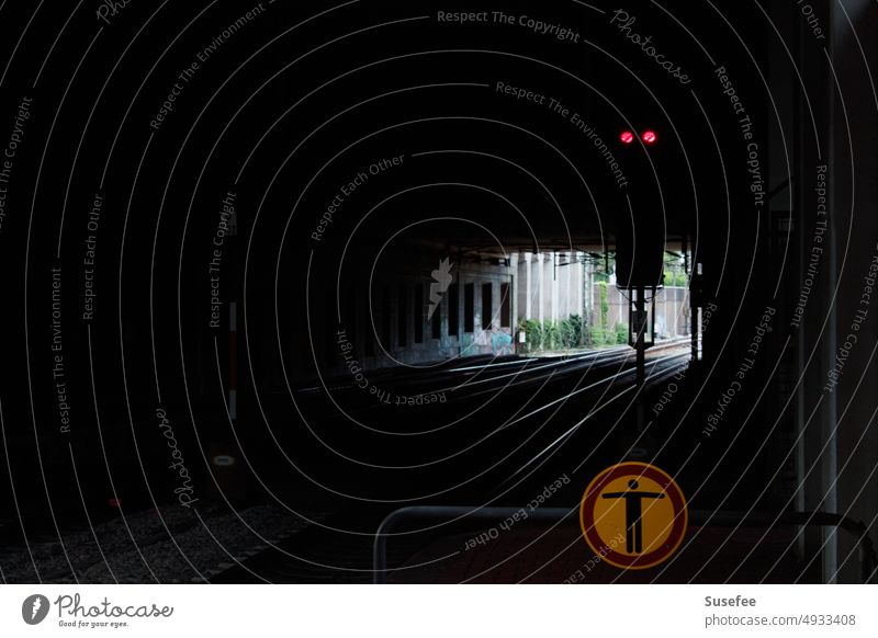 Tunnelblick am Bahnhof abstrakt Architektur Gebäude Menschenleer Reisen Fahren Heimkommen Blick Dunkel Schwarz Licht Ende Stadt Verkehr Ferien & Urlaub & Reisen