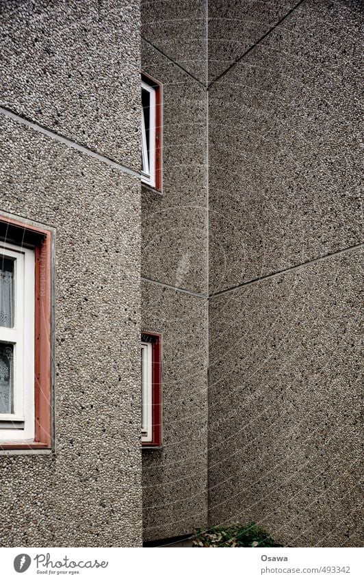 Waschbeton Haus Stadtrand Menschenleer Gebäude Architektur Mauer Wand Fassade Fenster Beton trist grau Langeweile Plattenbau Wohnhaus Wohnhochhaus Betonplatte