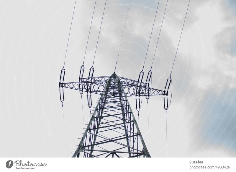 Strommast vor grauem Himmel minimal Architektur Versorgung Stromnetz Deutschland Versorger Elektrizität Energie Energiewirtschaft Technik & Technologie Umwelt