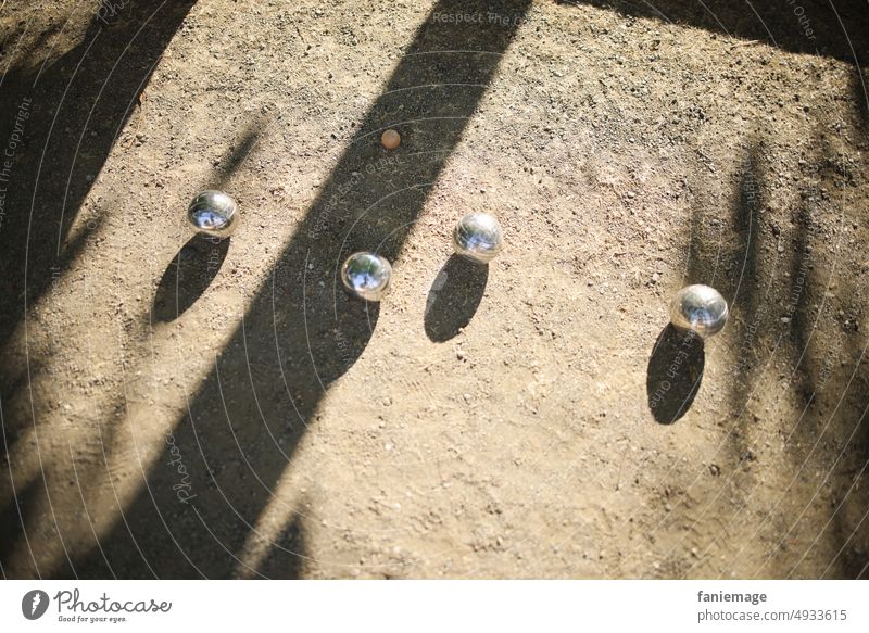 Pétanque daheim Boule Park Kugeln Schatten Boules Kies Petanqueplatz Platz Spiel spielen Beisammensein Lifestyle Lifestyle-Konzept schattig Zeitvertreib