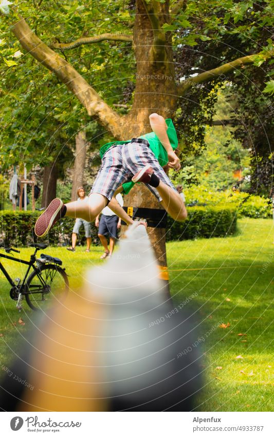 hinterrücks | schwerelos Slacklinen Gleichgewicht Sport Farbfoto Konzentration Außenaufnahme Freizeit & Hobby Schwerelosigkeit Park Baum Licht Natur Mensch