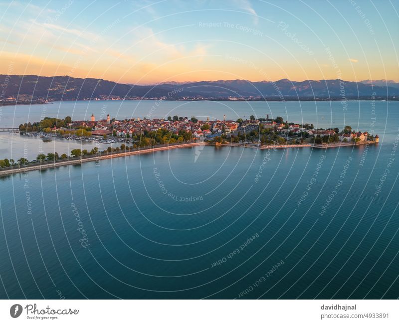 Luftbildaufnahme der Stadt Lindau am Bodensee. hafen Boot Küste schön Urlaub blau MEER reisen Tourismus Sommer Landschaft Großstadt Stadtbild Abenddämmerung