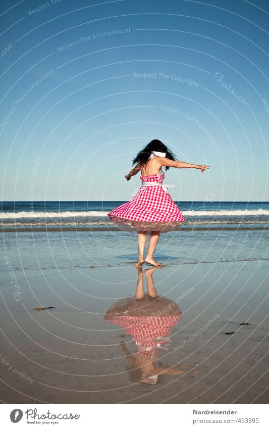 Tanzende Frau im Dirndl am Strand Lifestyle elegant Stil Freude Leben Zufriedenheit Sommer Sonne Wellen Mensch Erwachsene Tänzer Meer Mode Kleid schwarzhaarig