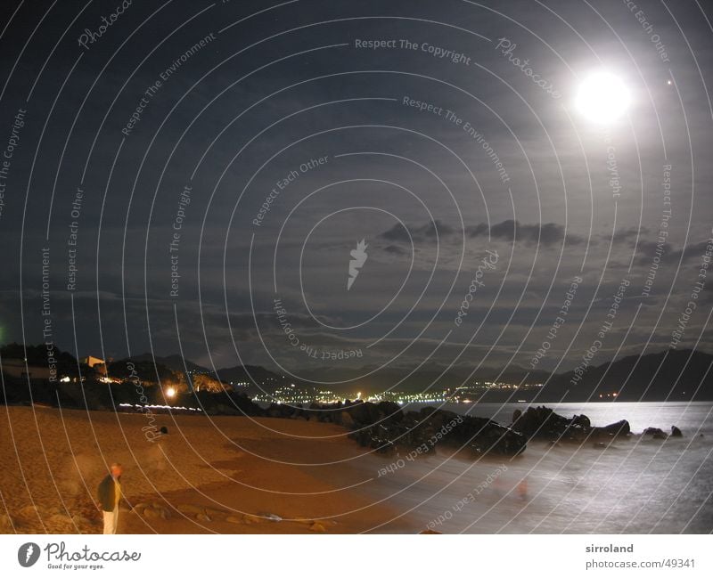 Stürmisches Mittelmeer Strand Nacht grell Meer schwarz gelb braun Brandung tosend Gischt Wellen Klippe Wolken Korsika Propriano Frankreich Langzeitbelichtung