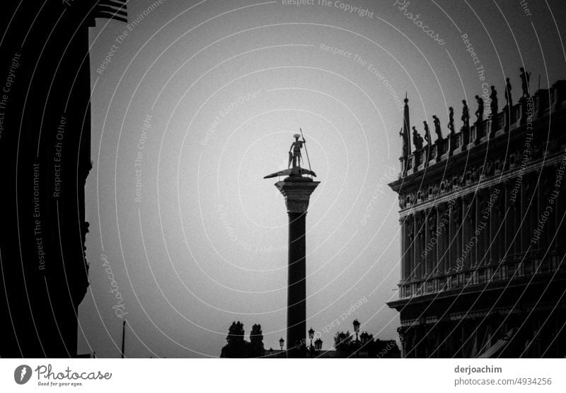 Auf einer großen Säule,  auf dem Markusplatz in Venedig steht  der San Teodoro. Außenaufnahme Italien Sehenswürdigkeit historisch Altstadt Menschenleer Turm