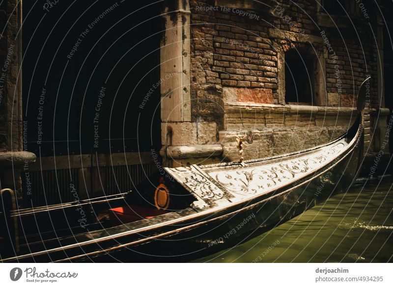 Mit der Gondel unterwegs in den Kanälen von Venedig. Gondel (Boot) Canal Grande Farbfoto Wasserfahrzeug Außenaufnahme Bootsfahrt Tourismus Sehenswürdigkeit Tag