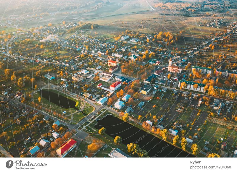 Ruzhany, Brest Region, Weißrussland. Cityscape Skyline im Herbst sonnigen Abend. Vogelperspektive der orthodoxen Kirche St. Peter und Paul und der katholischen Dreifaltigkeitskirche. Berühmte historische Wahrzeichen