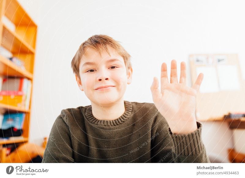 Hausunterricht Junge in Video-Chat-Kamera 10 Jahre Gruß zehn winkend Willkommen Lebensalter Fotokamera Kaukasier Talkrunde Kind Nahaufnahme Tagung entfernt