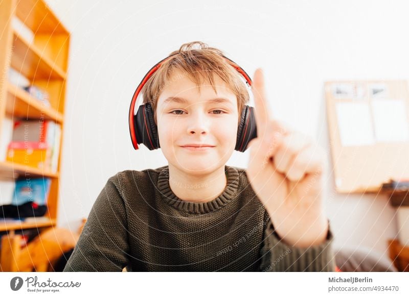 Hausunterricht Junge in Video-Chat-Kamera 10 Jahre zehn Lebensalter wach Aufmerksamkeit Fotokamera Kaukasier Talkrunde Kind Nahaufnahme Tagung entfernt Europäer