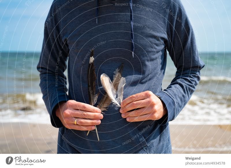 Federn in Händen am Strand Sammeln Vertrauen Ruhe Meditation Meer Ostsee Nordsee Achtsamkeit Gelassenheit Poesie Stimmung Sommer Schleswig-Holstein