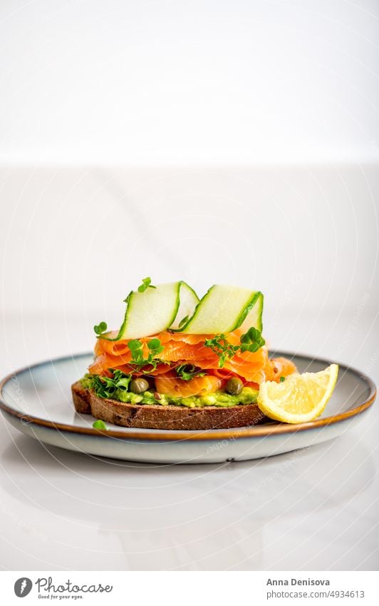 Toast mit Avocado und Lachs Zuprosten Räucherlachs gestampft Brot Mittagessen Frühstück frisch Lebensmittel Fisch Gesundheit lecker Snack Feinschmecker Mahlzeit