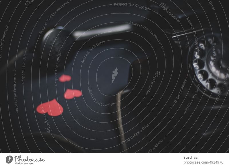 liebesgespräche Telefon altmodisch retro schwarz Herzchen Gespräch Telefonat telefonieren reden Telefonhörer Wählscheibe Telefongespräch Kommunikation Liebe