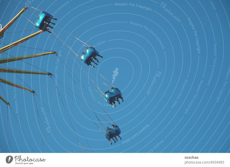 karussell Karussell Jahrmarkt fliegen Himmel blau cyan Vergnügungspark Schwindelgefühl Geschwindigkeit Bewegung Drehung Rotation Personen Fahrgeschäfte Kindheit