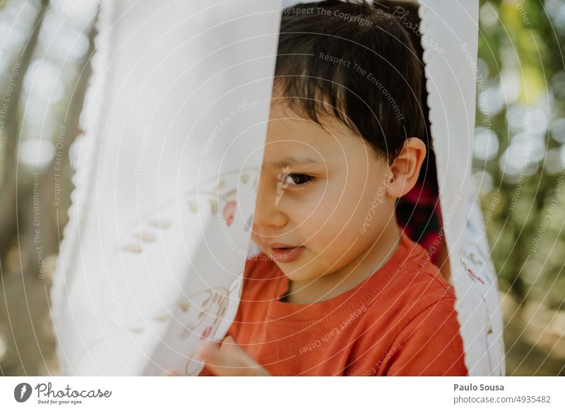 Kinder spielen mit hängender Kleidung Geschwister Kindheit Zusammensein Mensch Freude Kaukasier Familie & Verwandtschaft Glück Fröhlichkeit Lifestyle