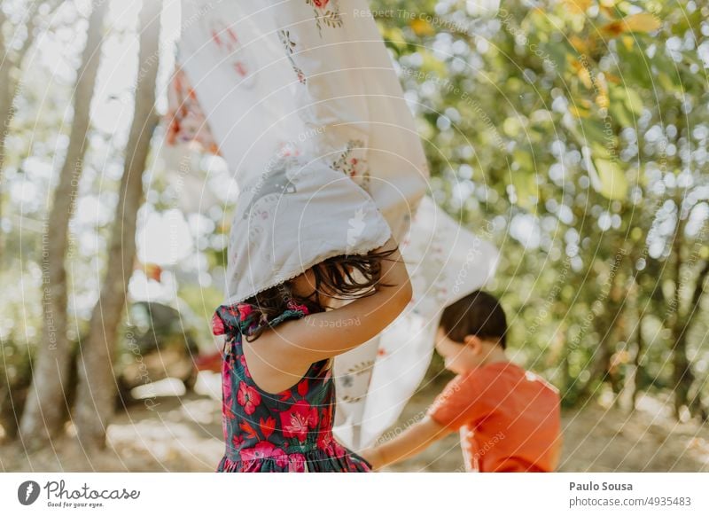 Kinder spielen mit hängender Kleidung Geschwister Kindheit Zusammensein Mensch Freude Kaukasier Familie & Verwandtschaft Glück Fröhlichkeit Lifestyle