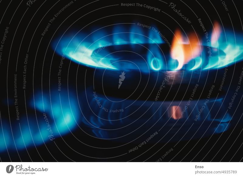 Gasflamme, Herdplatte Herd blau orange Feuer in der Dunkelheit, Kopie Raum Gaskochfeld Brenner Küche Kocher schwarz Brandwunde Nahaufnahme Kochgas dunkel Flamme