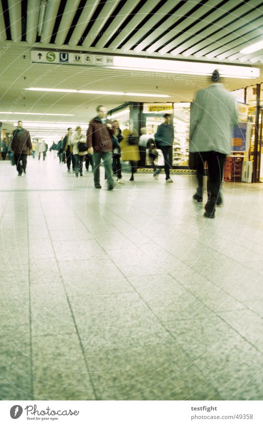 unterführung II Stuttgart Mensch U-Bahn S-Bahn London Underground Beleuchtung Hauptbahnhof Bahnhof Unterführung Eisenbahn train trainstation railway railroad