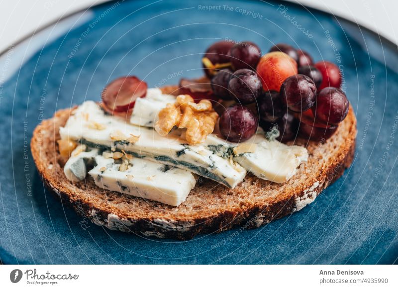 Toast mit Blauschimmelkäse und Trauben Zuprosten Walnussholz Brot Mittagessen Frühstück frisch Lebensmittel Belegtes Brot cremig Gesundheit blau Sauerteig