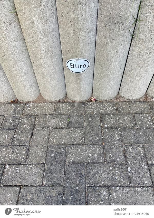 grau in grau | Büroalltag Schild Pflaster Parkplatz trist reservierr trostlos Beton Schrift Hinweisschild Alltag Außenaufnahme Schilder & Markierungen Mauer