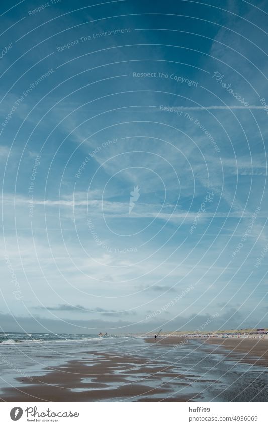 Sommer am Meer mit seichtem Wasser und Strand Küstenlinie Meereslandschaft Gezeiten malerisch Sandstrand Einsamkeit gehen Wattenmeer Wellengang Flut Ebbe nass