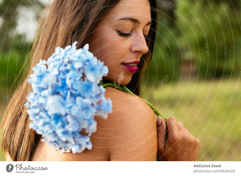 Dame mit Strauß zarter Hortensienblüten im Park Frau Blume Lächeln oben ohne Deckbrust feminin positiv sanft Augen geschlossen Natur Glück Blumenstrauß jung