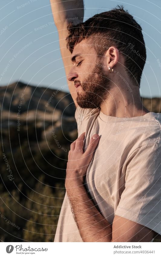 Mann hebt Arm mit trockener Blume Arm angehoben Blauer Himmel Landschaft Wochenende trocknen Sommer zerbrechlich Windstille männlich jung Wolkenloser Himmel