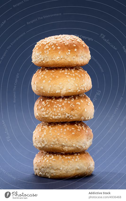 Stapel frischer Burgerbrötchen Brötchen ganz Sesam Fastfood Lebensmittel Gebäck Haufen gebacken hell Gastronomie Feinschmecker geschmackvoll lecker appetitlich