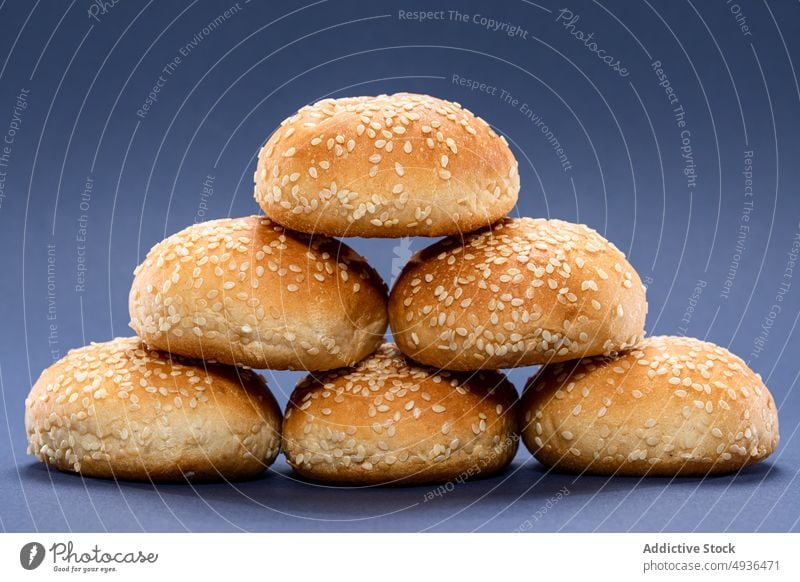 Stapel frischer Burgerbrötchen Brötchen ganz Sesam Fastfood Lebensmittel Gebäck Haufen gebacken hell Gastronomie Feinschmecker geschmackvoll lecker appetitlich