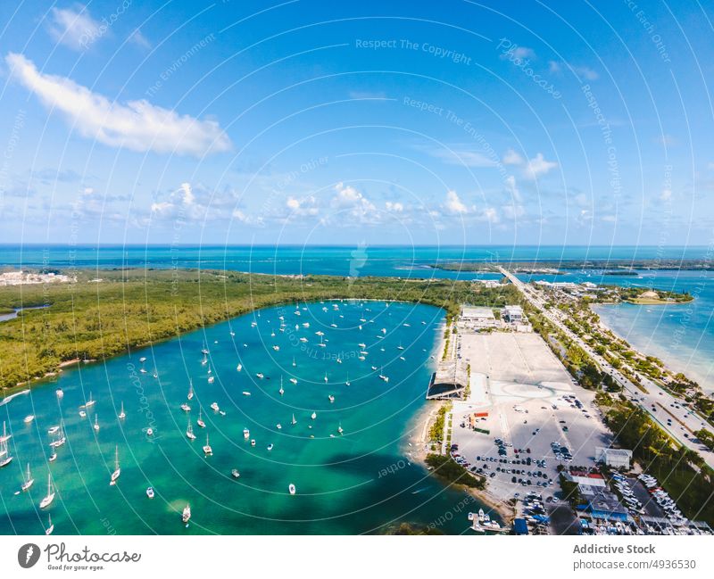 Malerische Meereslandschaft mit Sandküste und üppigen Wäldern in Florida MEER Strand Jacht Portwein Landschaft Resort Natur Meeresufer Großstadt Schwimmer