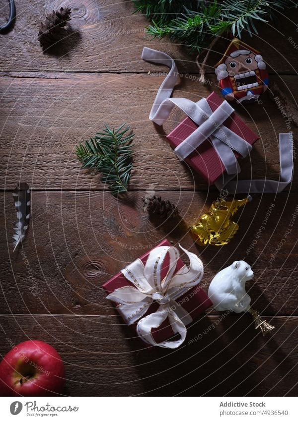 Weihnachtsflatlay mit Dekoration, Tannenzweig und Geschenken Weihnachten dunkel Hintergrund Feiertag Baum Zusammensetzung Rahmen Gruß festlich Borte