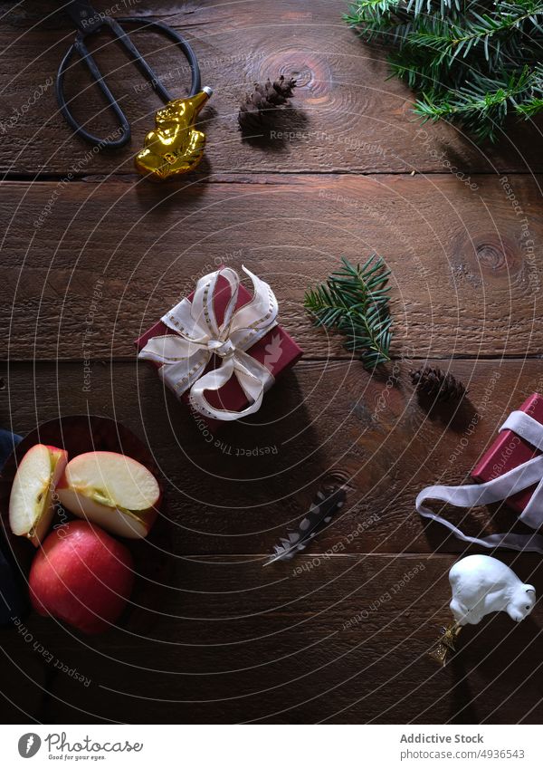 Weihnachtsflatlay mit Dekoration, Tannenzweig und Geschenken Weihnachten dunkel Hintergrund Feiertag Baum Zusammensetzung Rahmen Gruß festlich Borte