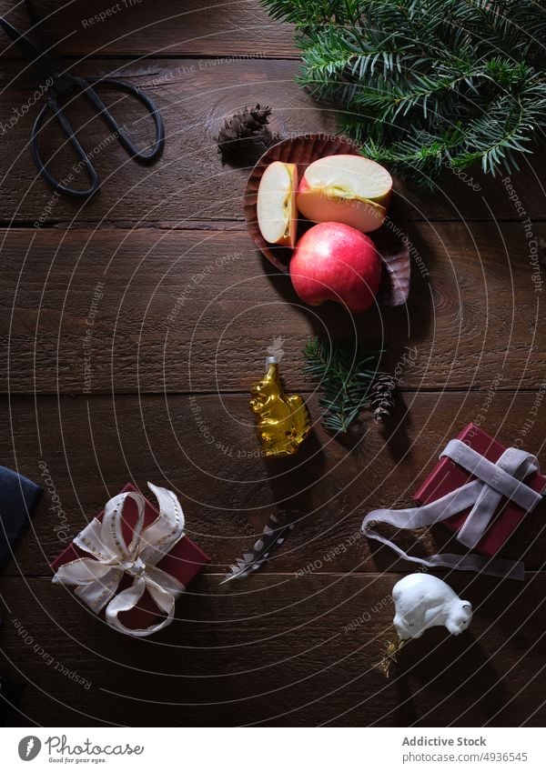 Weihnachtsflatlay mit Dekoration, Tannenzweig und Geschenken Weihnachten dunkel Hintergrund Feiertag Baum Zusammensetzung Rahmen Gruß festlich Borte