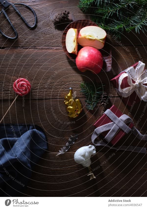 Weihnachtsflatlay mit Dekoration, Tannenzweig und Geschenken Weihnachten dunkel Hintergrund Feiertag Baum Zusammensetzung Rahmen Gruß festlich Borte