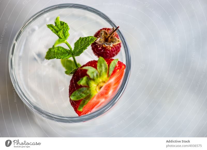 Pina-Colada-Cocktail mit Beeren Alkohol Amuse-Gueule Getränk Blaubeeren cocktail. beere trinken Glas Minze Pina Colada Himbeeren Erdbeeren Sommer Tonic Vodka