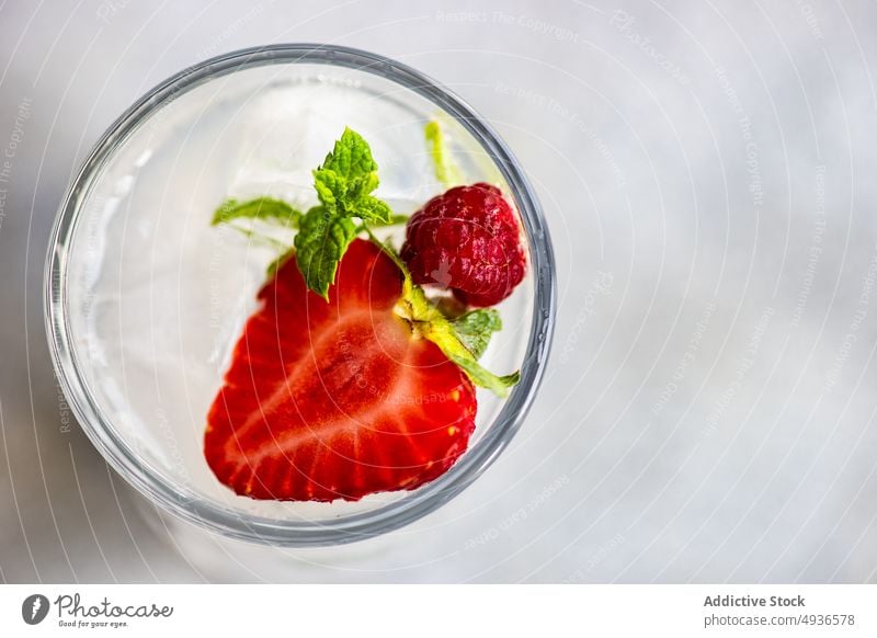 Pina-Colada-Cocktail mit Beeren Alkohol Amuse-Gueule Getränk Blaubeeren cocktail. beere trinken Glas Minze Pina Colada Himbeeren Erdbeeren Sommer Tonic Vodka