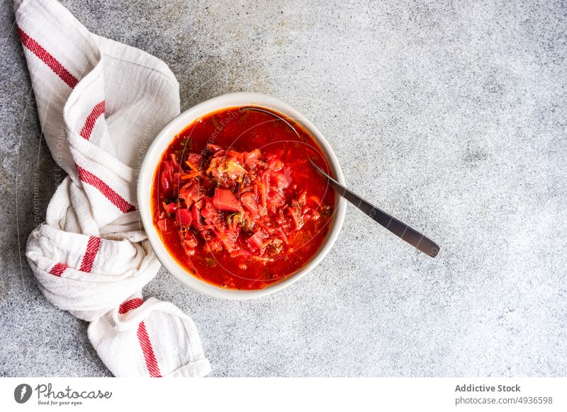 Ukrainischer Rote-Bete-Borschtsch Rote Beete borscht Schalen & Schüsseln Küche Abendessen Speise Essen Lebensmittel Mahlzeit rot rustikal serviert Suppe Tisch