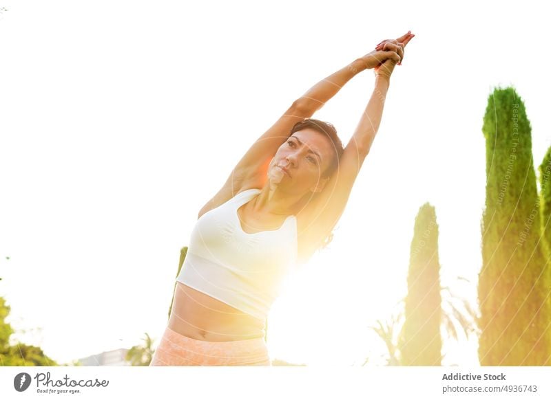 Schlanke Frau beim Stretching in der Natur Training Dehnung Aufwärmen Sport Landschaft Übung Gesunder Lebensstil Fitness Pflanze Vorschein Sportbekleidung