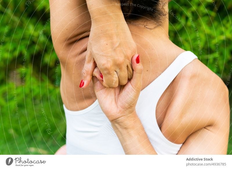 Anonyme Frau, die ihre Hände hinter dem Rücken verschränkt Yoga Asana Park Training Übung üben Schloss Hände gefaltet Gesunder Lebensstil Hobby Zen Pflanze Baum