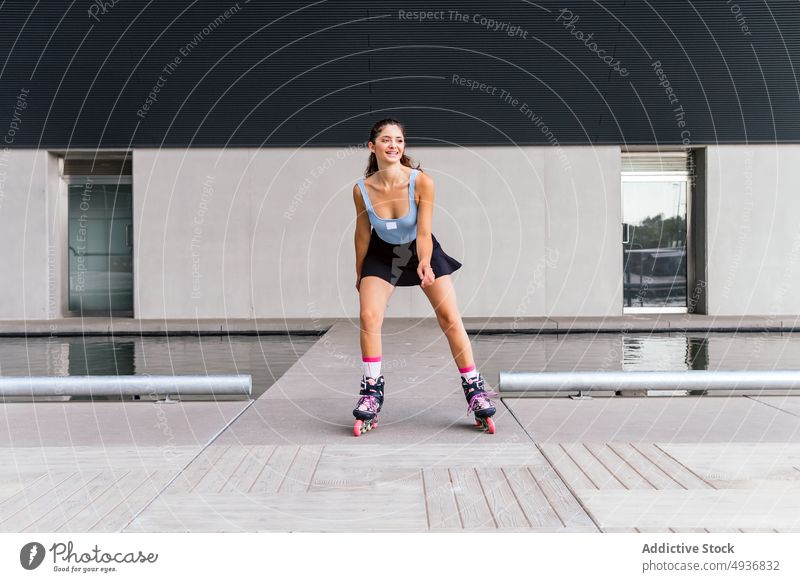 Inhalt fit Dame übt Rollerblading in der Stadt Frau Klinge Großstadt selbstsicher Stil selbstbewusst Lächeln Aktivität positiv Glück jung dunkles Haar brünett