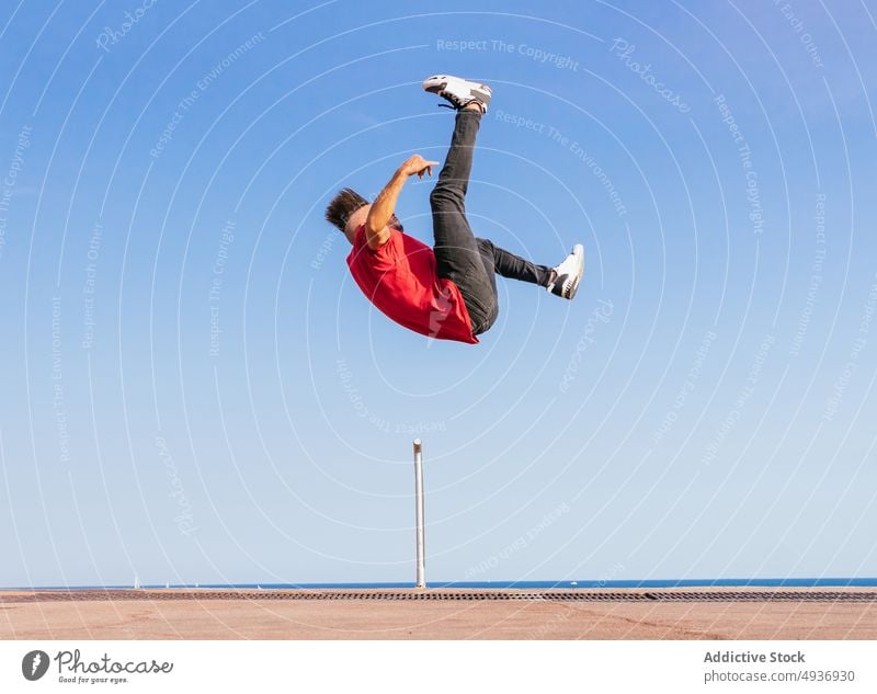 Mann macht Parkour-Trick über Gebäude Le Parkour Überschlag Stunt springen extrem Großstadt Straße männlich urban Energie Flip Freiheit Mut aktiv über der Erde