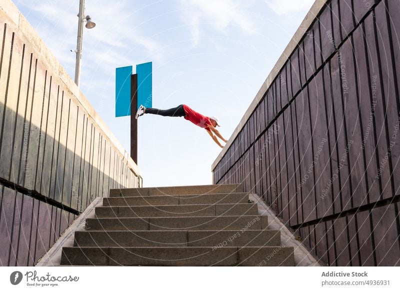 Mann springt beim Parkour in der Stadt über eine Treppe Le Parkour springen Trick Stunt Großstadt Hipster Straße Moment männlich urban Treppenhaus Sprung