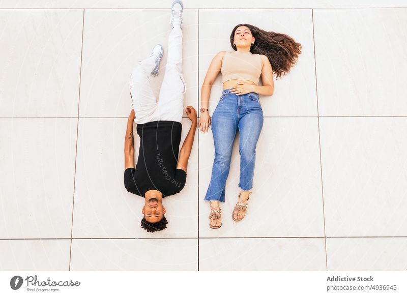 High Angle View of Couple Lying On Floor Paar Lügen Rücken Bodenbelag hoher Winkel in voller Länge Porträt entspannend Zusammensein Lifestyle Liebe