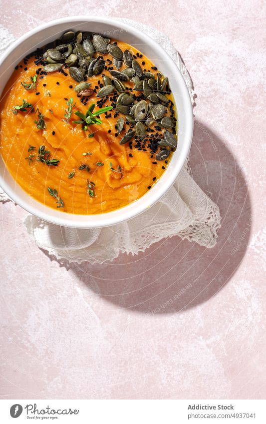 Schale mit leckerer Kürbiscremesuppe auf dem Tisch serviert Püree Samen Sahne Suppe Schalen & Schüsseln Lebensmittel gesunde Ernährung Speise Mahlzeit