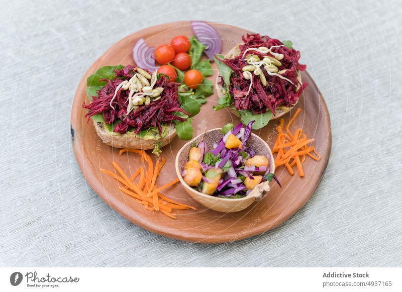 Vegetarische Sandwiches und Salat auf Teller auf dem Tisch Vegetarier Belegtes Brot Salatbeilage Lebensmittel Gemüse Schalen & Schüsseln Speise Mahlzeit frisch